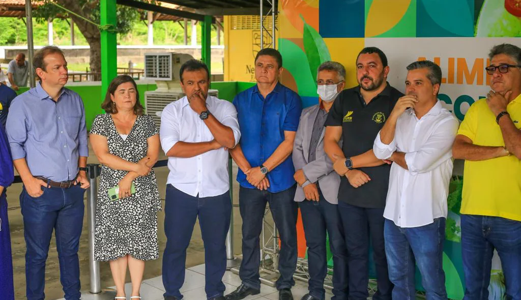 Autoridades presentes no lançamento da Expoapi
