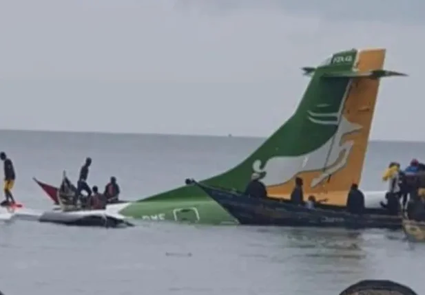 Avião cai em lago na Tanzânia e 26 das 43 pessoas a bordo são resgatadas com vida