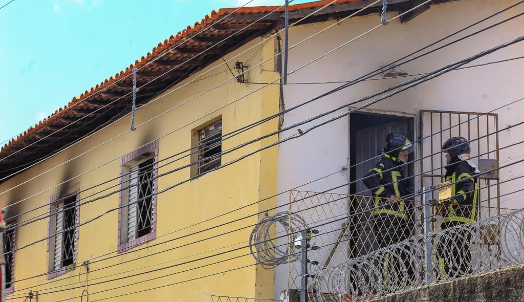 Bombeiros foram acionados para apagar as chamas do incêndio