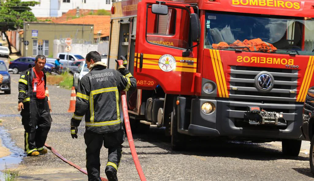 Bombeiros foram chamados para apagar as chamas