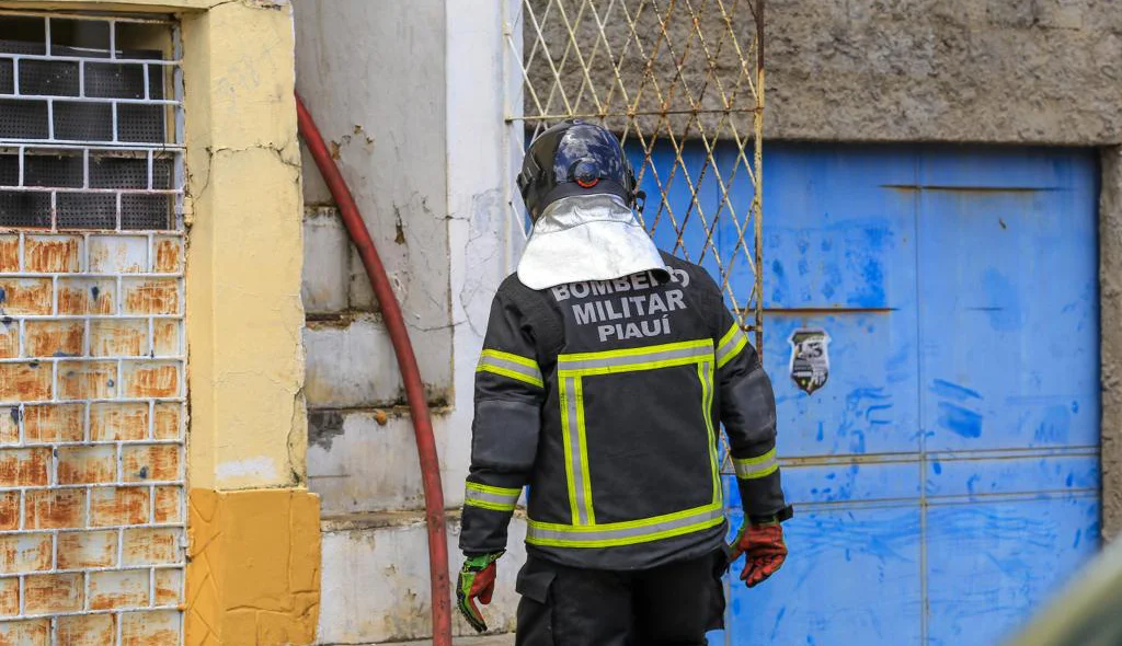 Bombeiros no local da ocorrência