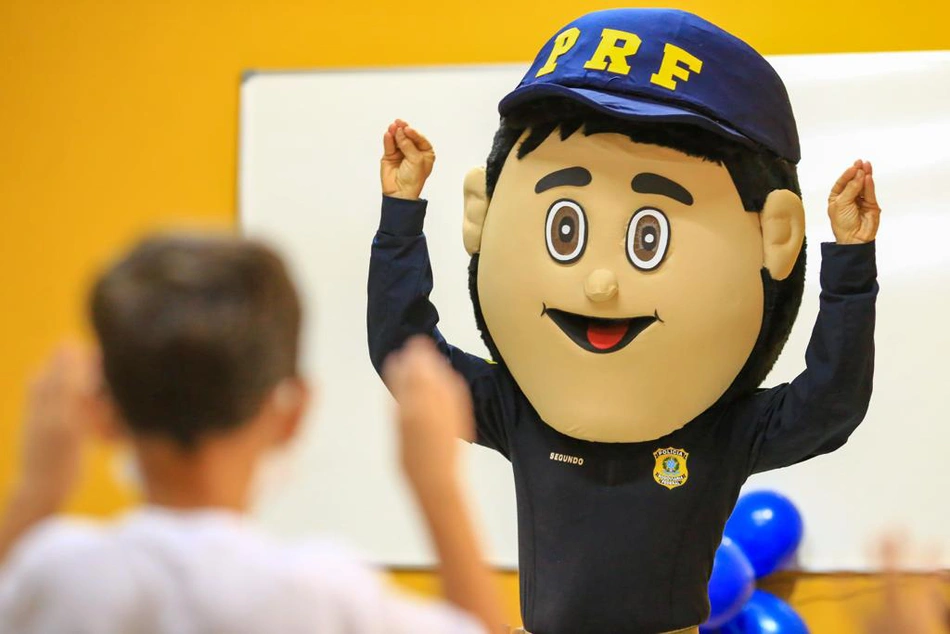 Boneco da PRF performa para crianças em ação social