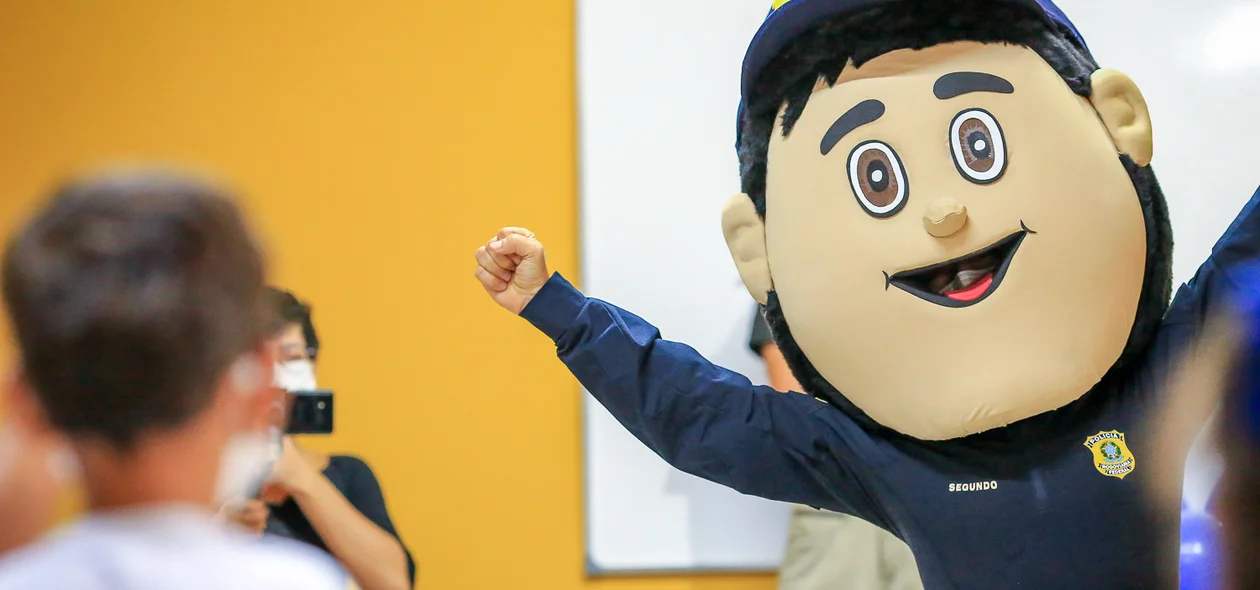Boneco da PRF performa para crianças em ação social