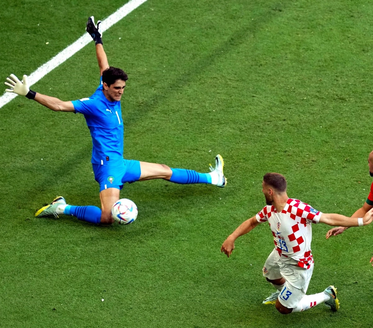 Bounou defende chute de Vlasic