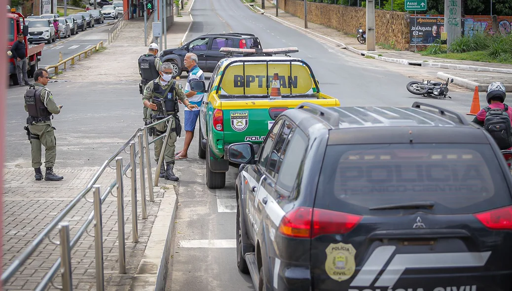 BPTRAN e Polícia Civil nomlocal do acidente