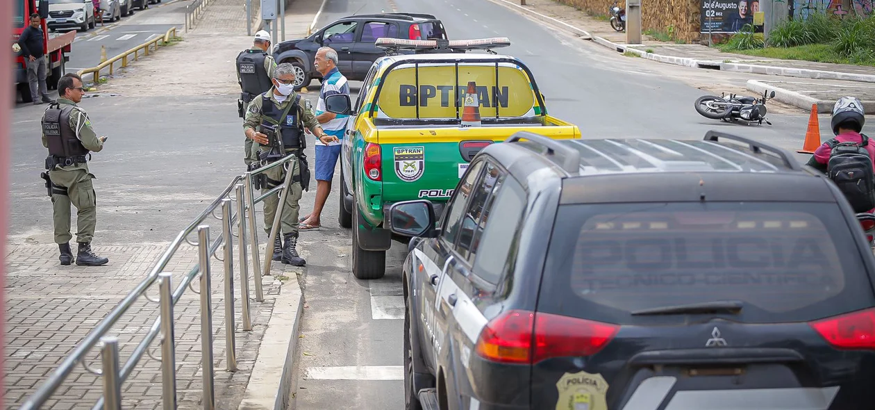BPTRAN e Polícia Civil nomlocal do acidente