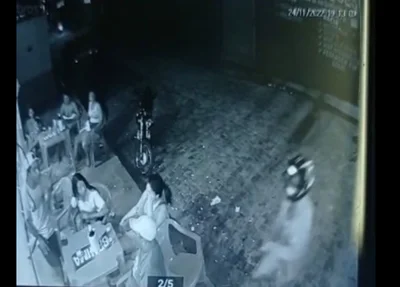 Câmera de segurança registrou momento que os bandidos chegam ao local do crime