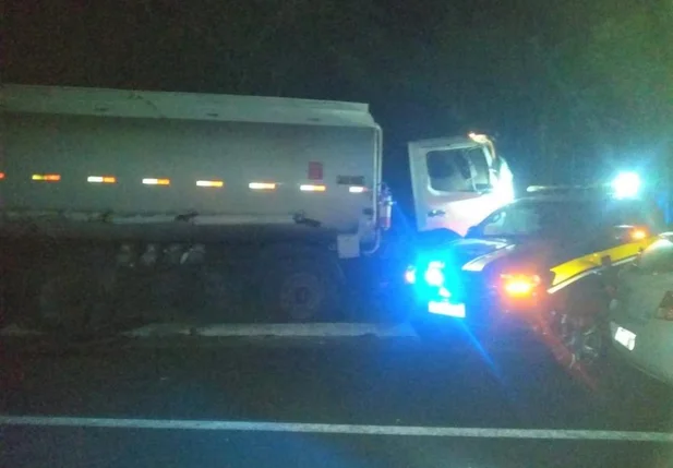 Caminhão-tanque colidiu na viatura da PRF