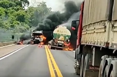Caminhões incendiados na BR 163
