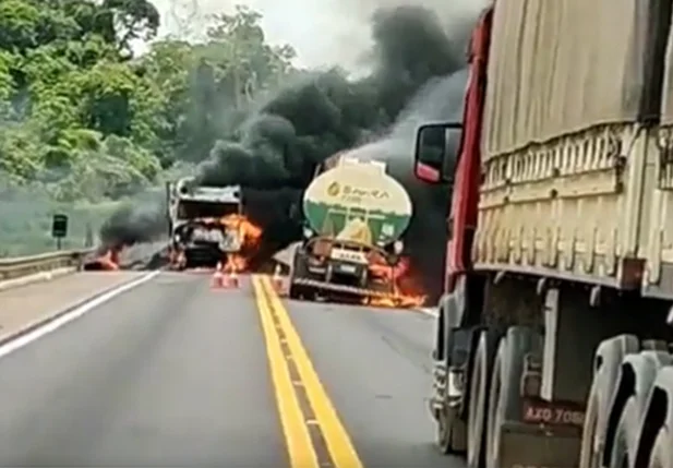 Caminhões incendiados na BR 163