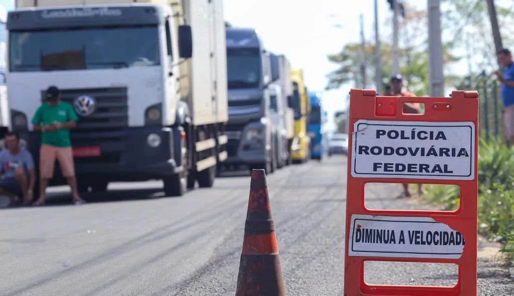 Caminhoneiros aguardam liberação da BR 316 em Teresina