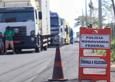 Caminhoneiros aguardam liberação da BR 316 em Teresina