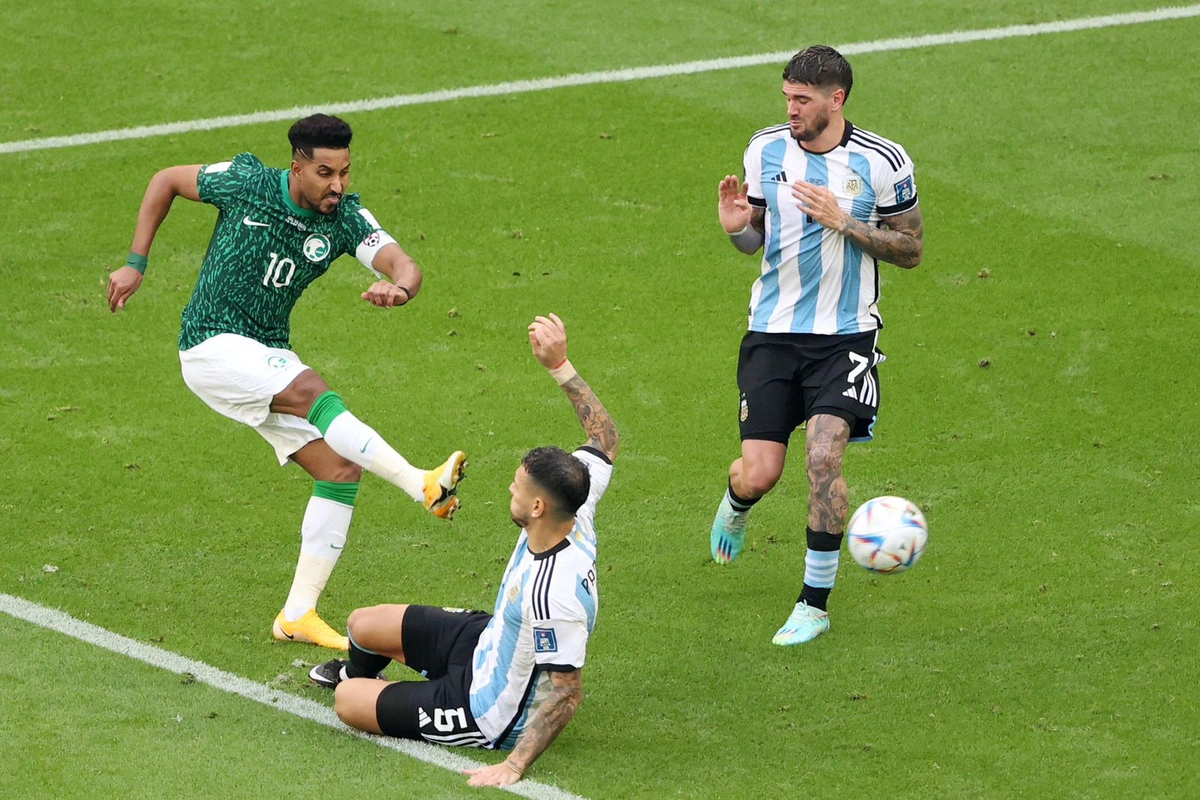 Camisa 10 Salem Al-Dawsari marca o gol da virada para a Arábia Saudita
