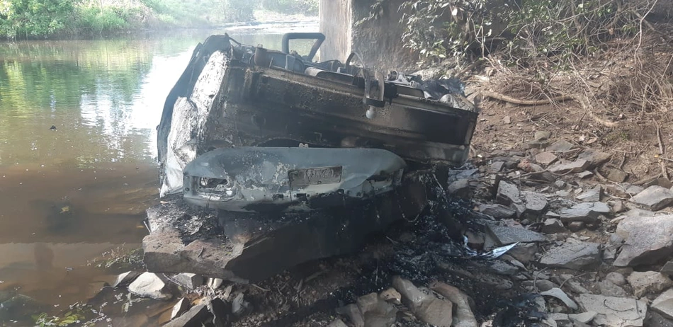 Carro caiu da ponte e incendiou no leito do rio