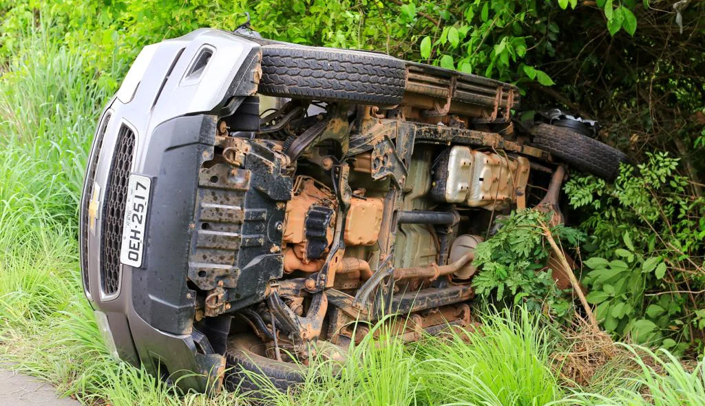 Carro capotado no acostamento