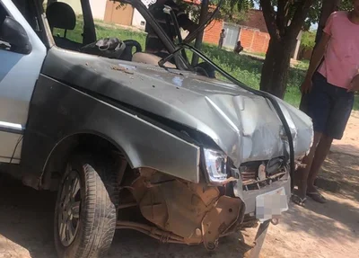 Carro ficou com a dianteira destruída após o impacto