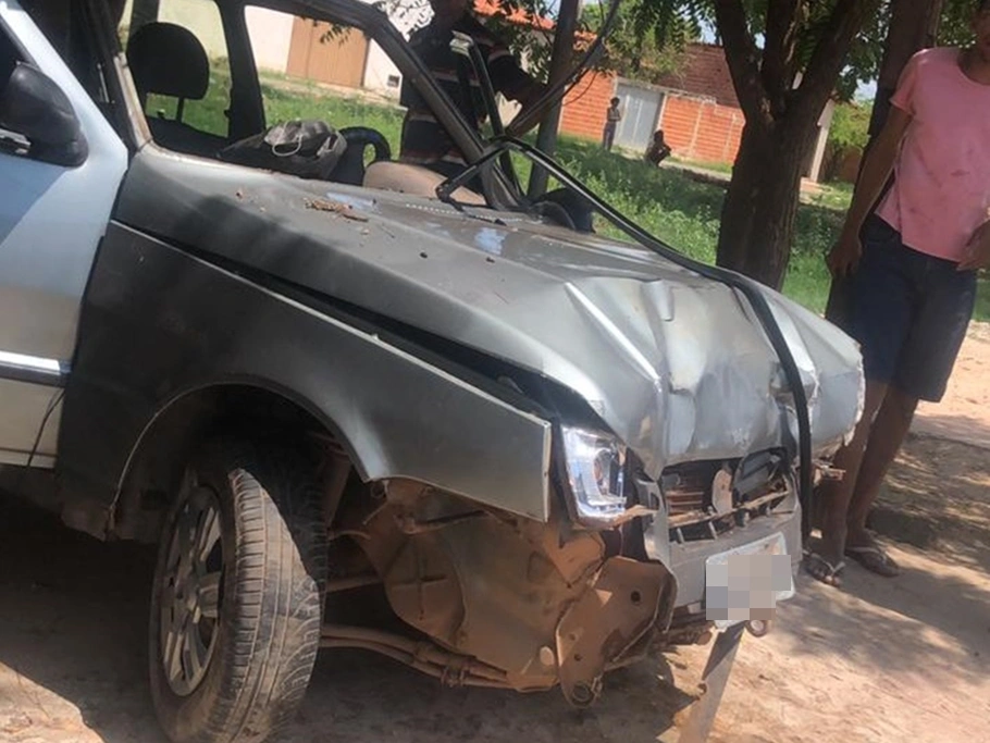 Carro ficou com a dianteira destruída após o impacto