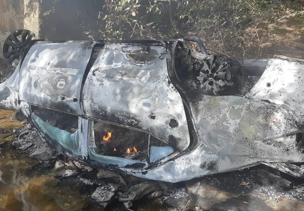 Carro ficou completamente destruído