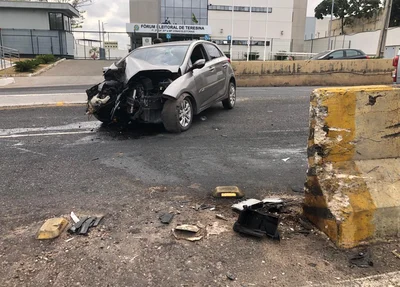Carro ficou destruído na frente
