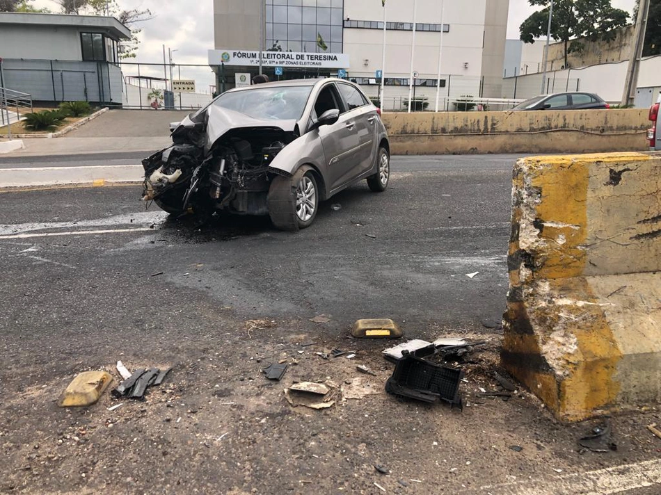 Carro ficou destruído na frente