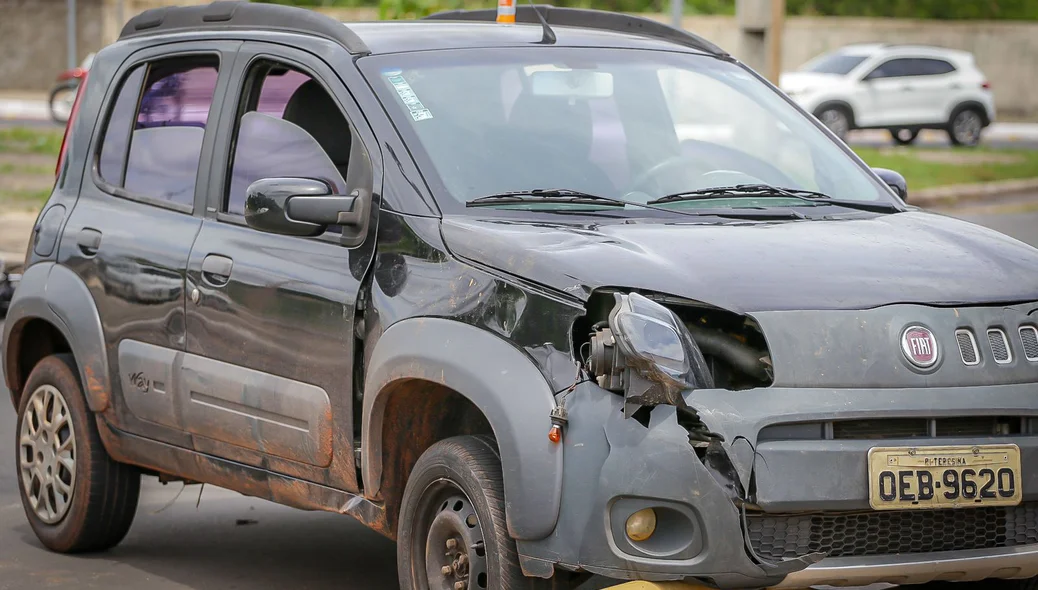 Carro tomado de assalto no bairro parque Piauí, zona sul de Teresina
