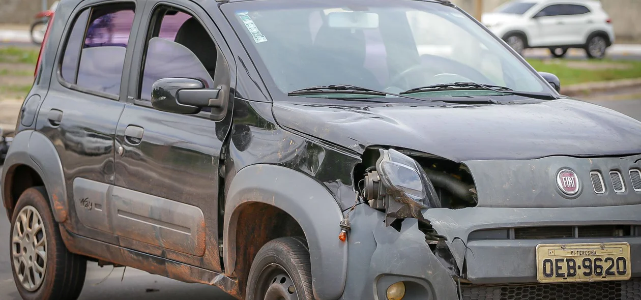 Carro tomado de assalto no bairro parque Piauí, zona sul de Teresina