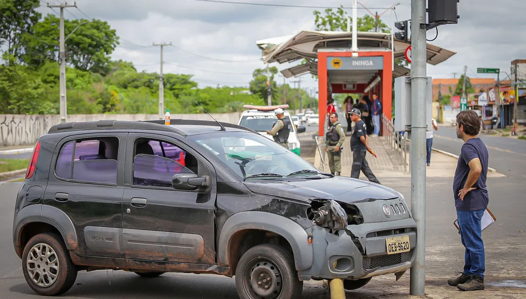 Carro tomado de assalto se envolve em acidente na Avenida Presidente Kennedy