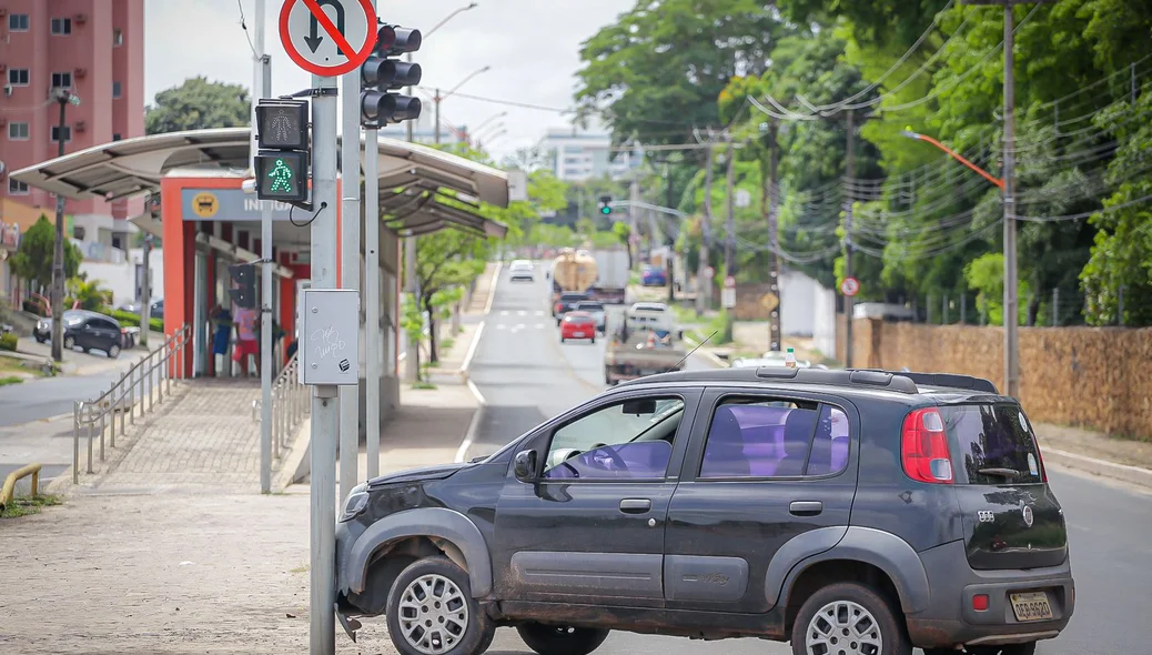 Carro tomado de assalto se envolve em acidente na Avenida Presidente Kennedy