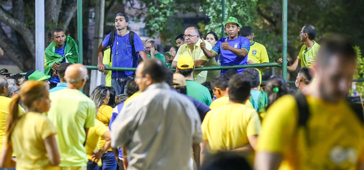 Cerca de 50 pessoas se reuniram em frente ao batalhão