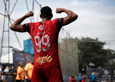 Cléber marcou um hat-trick na goleada sobre o Corinthians