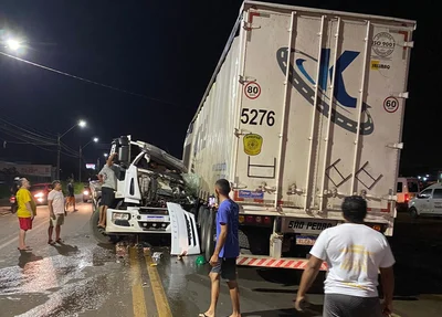 Colisão entre duas carretas deixa motorista ferido na BR 230 no Piauí