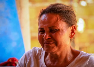 Com lágrimas nos olhos, a mãe clama por justiça