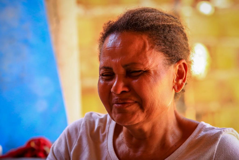 Com lágrimas nos olhos, a mãe clama por justiça