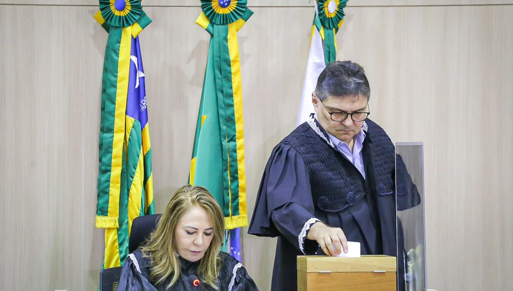 Conselheiro Kennedy Barros votando