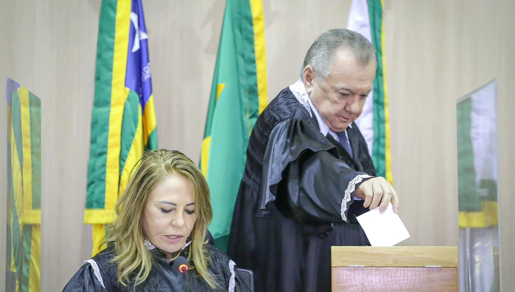 Conselheiro Kléber Eulálio votando