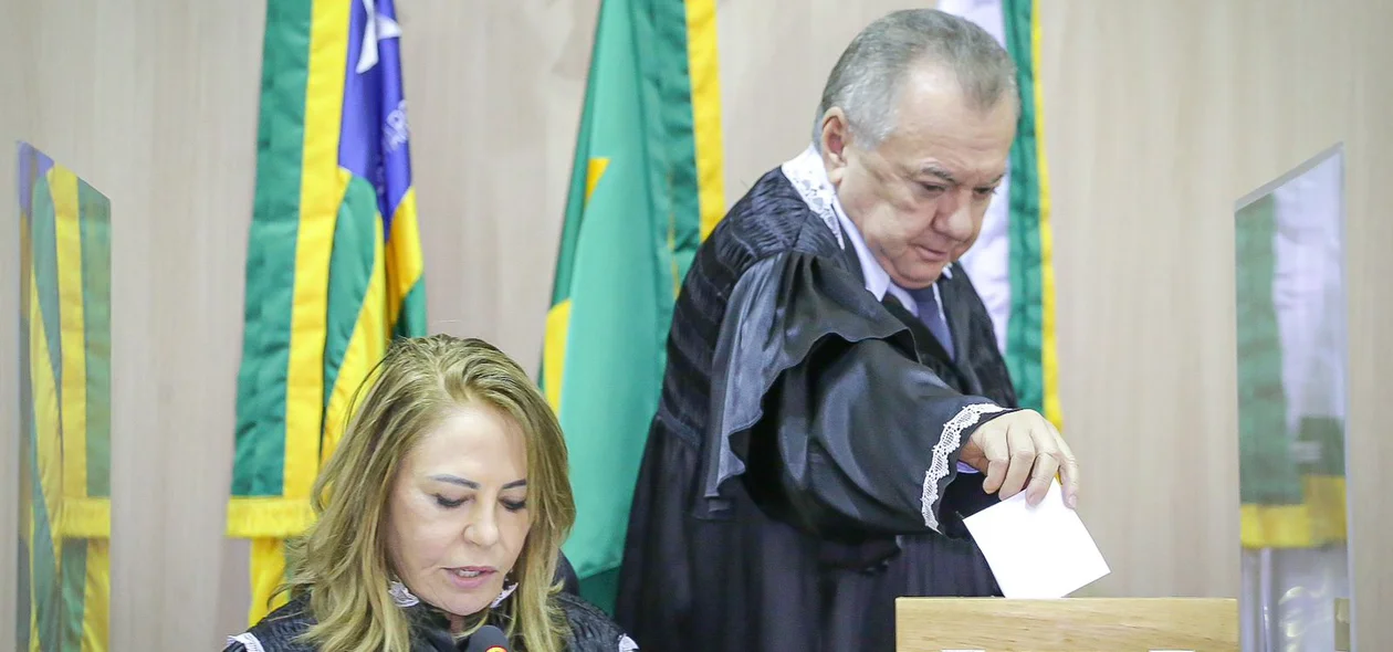 Conselheiro Kléber Eulálio votando
