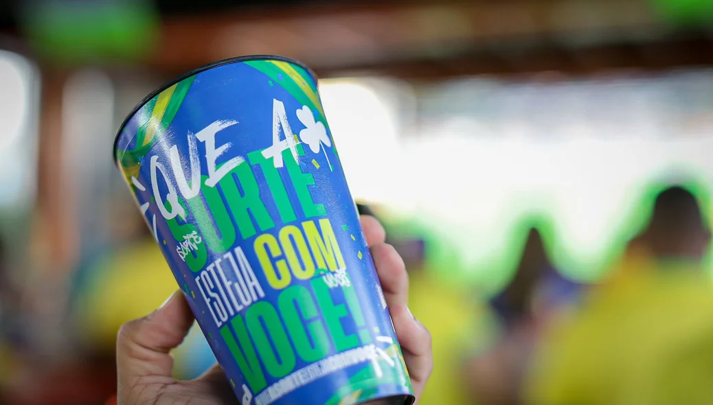 Copo personalizado com o tema da Seleção Brasileira
