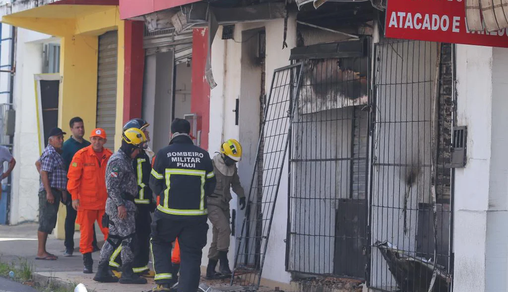 Corpo de Bombeiros atuando na contenção do incêndio