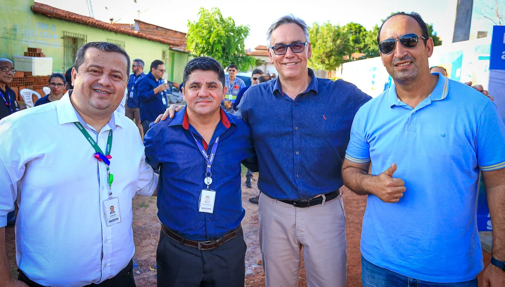 Cosme Cesário ao lado de colaboradores da Equatorial