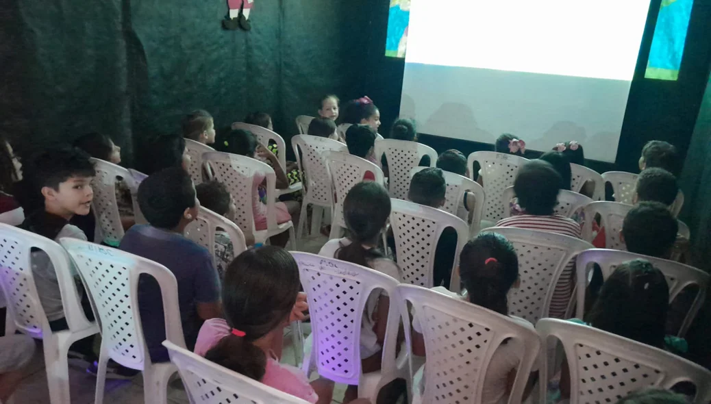 Crianças participaram de uma sessão de cinema