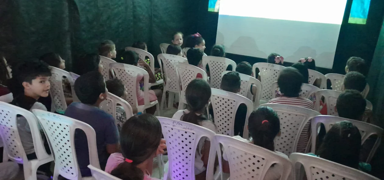 Crianças participaram de uma sessão de cinema