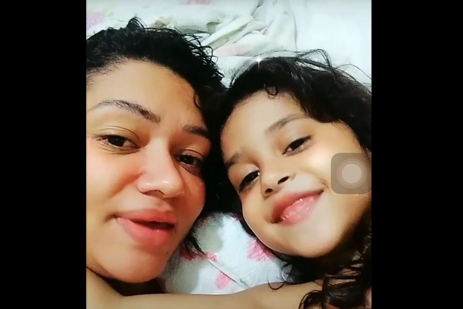 Dayane e a filha Débora Vitória