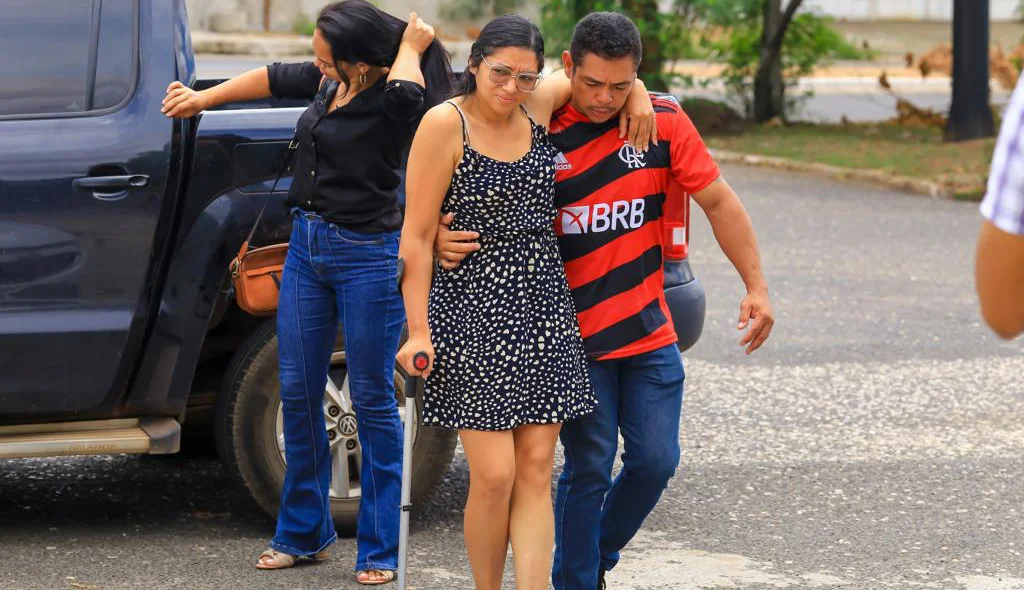 Dayane Gomes chega ao DHPP para prestar depoimento