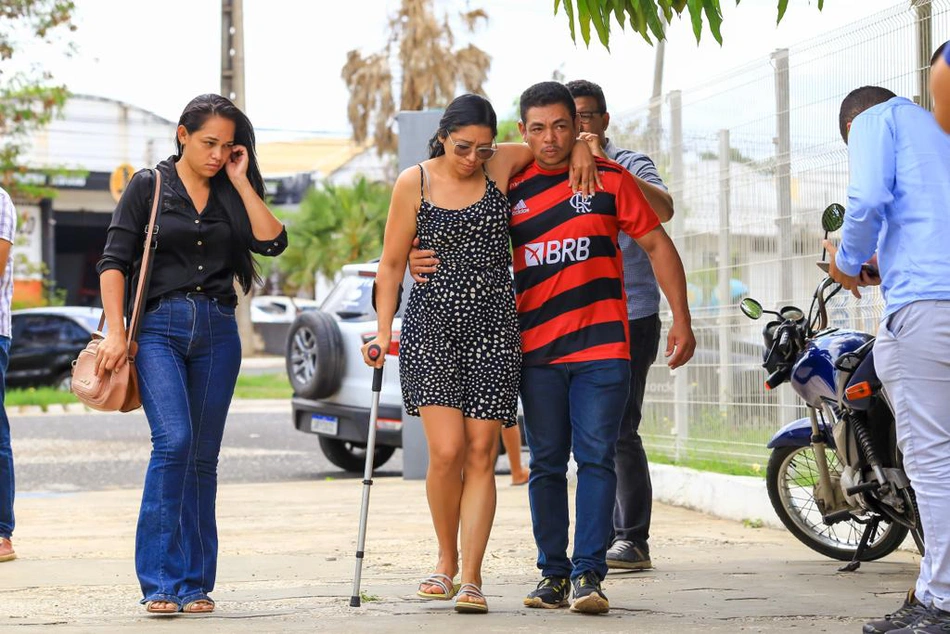 Dayane Gomes chegou acompanhada de outras pessoas