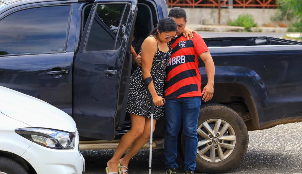 Dayane Gomes, mãe de Débora, chega ao DHPP