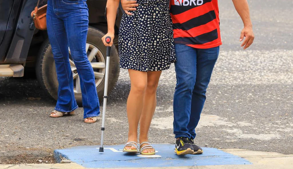 Dayane Gomes tem dificuldades para andar