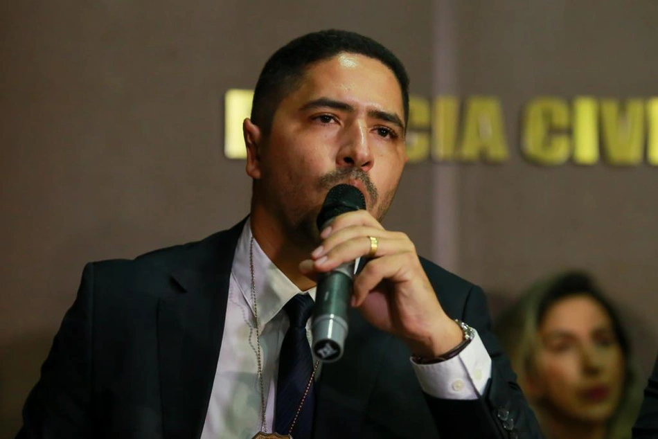 Delegado Tiago Silva durante coletiva
