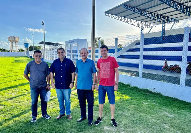 Deputado Wilson Brandão visita estádio