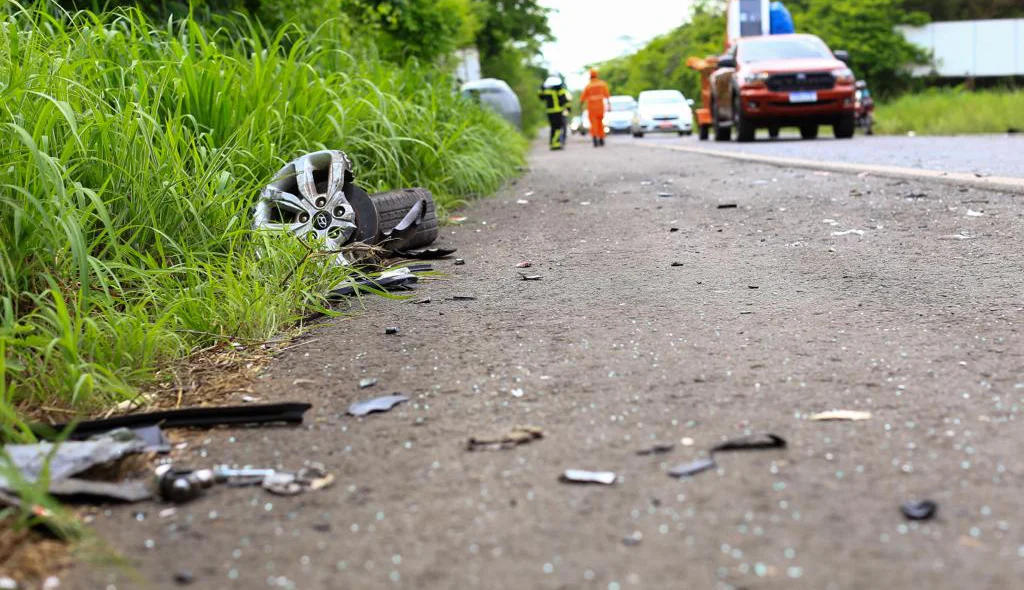 Destroços dos veículos na pista