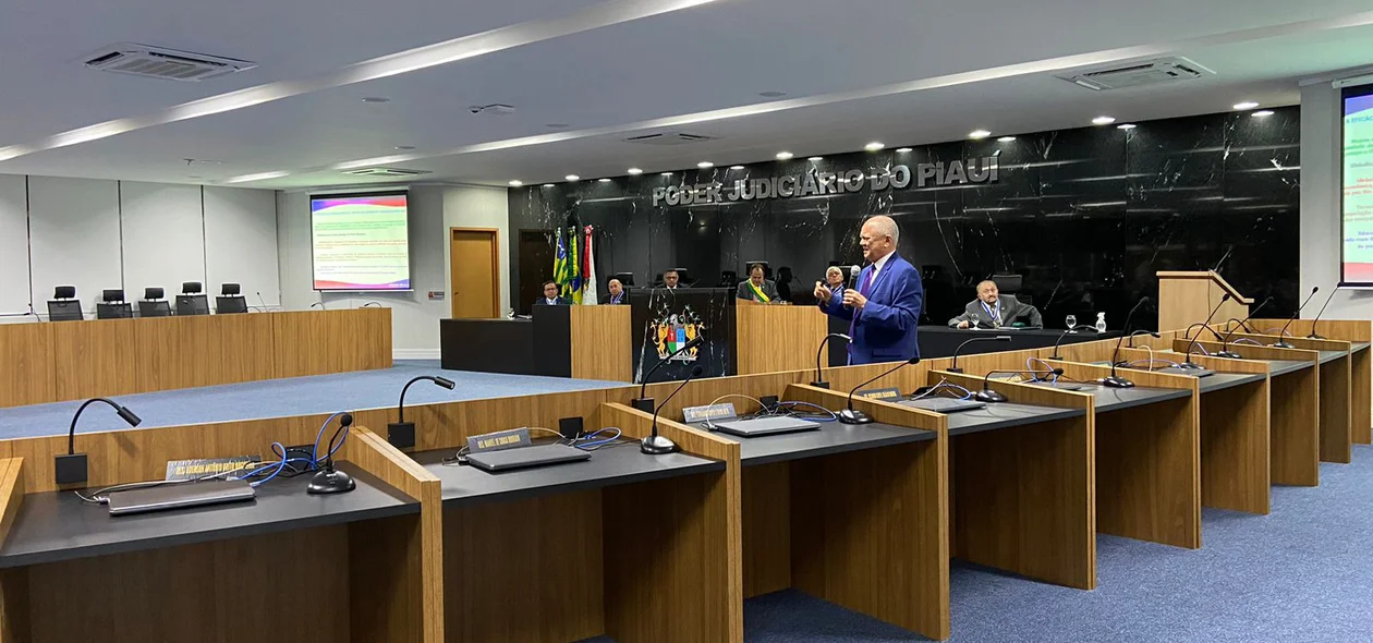 Doutor Edmundo Oliveira ministrando aula magna